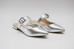 Sandalias plateadas con punta fina, tira sobre el empeine con hebilla y pequeño taco cuadrado.