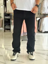 Pantalón de jean azul de corte recto y clásico, con bolsillos laterales y traseros.