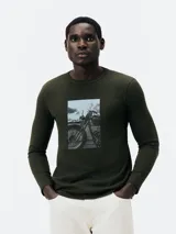 Camiseta de manga larga verde militar con cuello redondo y estampado rectangular frontal con imagen de una moto.