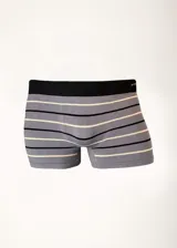 Boxer gris con rayas horizontales negras y blancas, con cintura elástica negra.