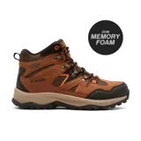 Bota de trekking Hi-Tec modelo Adriel, diseñada para actividades al aire libre. Presenta un diseño robusto en color marrón con detalles en negro y naranja. Cuenta con tecnología impermeable y plantilla con memoria para mayor confort.