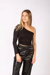Remera negra de un solo hombro con manga larga y detalle de frunces laterales.