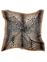 Pañuelo cuadrado de satén con estampado animal print en tonos marrones y negros, con terminación deflecada.