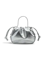 Bolso de mano plateado con efecto cuero, diseño fruncido tipo globo (balloon) y cordones ajustables laterales. Posee asa superior y correa ajustable extraíble.