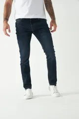 Pantalón de jean negro de corte recto, con logo bordado y etiqueta de cuero en la parte trasera.