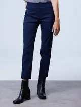 Pantalón verde militar de gabardina elastizada, marca Ruby Rd, corte recto, largo al tobillo y pretina ancha elastizada. Delantera con bolsillos simulados y trasera con bolsillos aplicados.