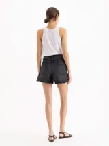 Short de denim negro de tiro medio-alto y silueta relajada, con lavado ácido, sutiles desgastes y terminación de ruedo deshilachado al corte.