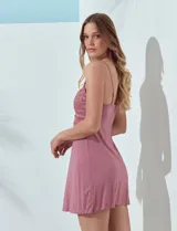 Chemise corta color rosa con breteles finos regulables y aplique de encaje en el busto.