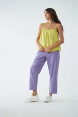 Blusa de tirantes finos ajustables, con diseño holgado y ruedo desflecado. Confeccionada en tela de textura arrugada.