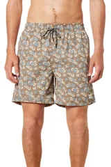 Short de baño marrón con estampado de flores en tonos celeste y beige. Tiene cintura elástica con cordón ajustable.