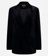 Blazer de terciopelo color negro con largo extendido, diseño cruzado con botones frontales, solapa clásica, bolsillos con tapa y mangas largas.