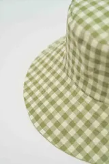 Gorro tipo bucket con estampado de cuadros vichy en tonos verde y beige.