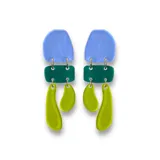 Aros colgantes con piezas geométricas de acrílico en color celeste, verde y amarillo.