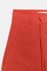 Pantalón cargo oversize de tiro medio color rojo, con bolsillos laterales y de plastrón, y lazadas ajustables en la cintura.
