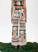 Jean de mezclilla azul oscuro con costuras contrastantes marcadas en el frente y dobladillo ancho vuelto en el ruedo.