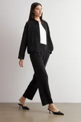 Pantalón de corte recto y tiro medio con diseño de jacquard floral en color negro.