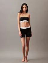 Corpiño sin tirantes Calvin Klein de la línea Modern Cotton, color negro, con copas moldeadas y suave banda elástica distintiva con el logo de la marca en blanco.