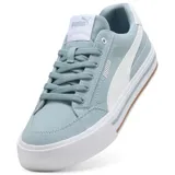 Championes Puma modelo Court Classic Vulc, color verde agua con detalles en blanco. Presentan un diseño de corte bajo con capellada de lona, cierre de cordones y suela vulcanizada con franjas decorativas.