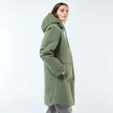 Parka larga de color verde con capucha ajustable mediante cordones y forro interior de efecto borreguito. Presenta un cierre frontal de cremallera oculto por una solapa con botones a presión y dos bolsillos grandes de parche con solapa en el frente.