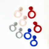 Aros colgantes con forma de argolla, realizados artesanalmente en cristal, con cierre de clip.