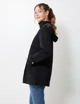 Gabardina impermeable negra, con capucha desmontable, cierre central oculto con botones a presión, bolsillos delanteros y cintura ajustable con jareta interna. Incluye forro interno desmontable.