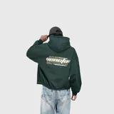 Hoodie de corte oversize color verde oscuro, con capucha y estampa gráfica en la espalda con texto y diseño estilo código de barras.