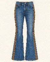 Jeans oxford de tiro alto color azul, con aplicaciones laterales de cuero color suela unidas mediante un delicado trabajo de lazado en cruz a lo largo de las piernas.