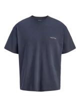 Remera oversize gris oscuro de corte holgado, con cuello redondo, mangas cortas y pequeño texto estampado en el pecho.