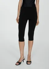 Leggings tipo capri de tiro alto, confeccionados en tejido elástico con cintura con goma elástica y diseño entallado.