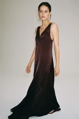 Vestido largo bordó de ZARA Woman Collection con escote en pico, tirantes finos y combinación de tejidos a tono. Cuenta con cierre lateral con cremallera oculta en costura y bajo recto.