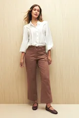 Pantalón recto color marrón, de tiro medio y silueta recta.