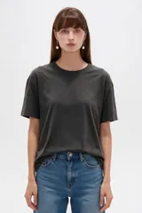 Remera manga corta de algodón color verde militar, con cuello redondo y diseño holgado.