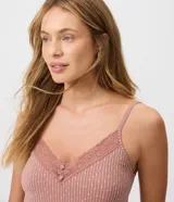 Camisón corto de microfibra color rosado con estampa a rayas verticales, escote en V con detalle de encaje, breteles finos regulables y botones forrados en el busto.