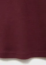 Camiseta de cuello redondo y manga corta con dobladillo, confeccionada en algodón, con diseño recto y ajuste al cuerpo.