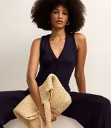 Pantalón pantalona de ribana color negro, con cintura elástica y textura acanalada.