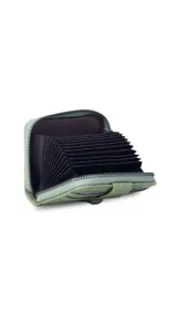 Tarjetero compacto con cierre perimetral y diseño de textura tipo cocodrilo. Cuenta con una presilla frontal con botón a presión y múltiples compartimentos internos para tarjetas.
