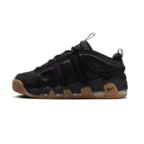 Championes Nike Air More Uptempo Low en color negro con detalles en suela de goma color caramelo. Presentan el icónico diseño de letras grandes en los laterales, confeccionados en una combinación de malla y cuero sintético, con unidad de aire visible en la entresuela.