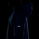 Campera deportiva Nike Miler negra con cierre frontal, capucha y logo Swoosh blanco en el pecho. Presenta un diseño con paneles en zigzag en la parte delantera y un detalle reflectante en la manga.