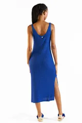 Vestido midi sin mangas de tejido de punto con hilo lurex brillante color azul, con escote redondo y aberturas laterales.