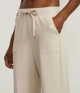 Pantalón deportivo de corte recto confeccionado en microfibra color beige. Presenta cintura elástica con lazo ajustable y bolsillos laterales.