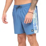 Short de baño Quiksilver de color azul con franja lateral estampada con flores y hojas, cintura elástica con cordón de ajuste y bolsillo trasero.