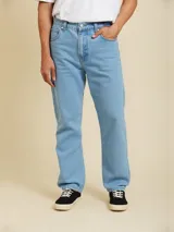 Jean de corte baggy fit, confeccionado en denim de algodón en tono azul claro, con diseño de cinco bolsillos y cierre frontal con botón y cremallera.