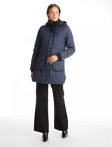 Campera capitoneada azul con diseño acolchado, cierre frontal oculto con botones a presión, capucha integrada y bolsillos frontales amplios. Presenta cuello y paneles laterales en tejido elastizado negro, con forro interno y ajuste en la espalda.