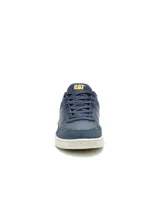 Championes Caterpillar modelo Pause, de estilo retro y minimalista. Confeccionados en una combinación de cuero y gamuza en color azul marino, cuentan con cordones al tono, logo de la marca en el lateral y lengüeta, y suela de goma blanca con textura en relieve.