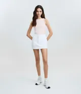 Musculosa básica femenina de Blue Steel confeccionada en tejido rib acanalado de algodón, con cuello redondo y diseño ajustado.