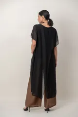 Maxi blusón negro de seda con diseño asimétrico en picos y mangas cortas fluidas.