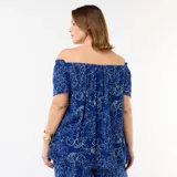 Blusa azul de crepé con estampado floral blanco, diseño fluido con escote off-shoulder y mangas cortas abullonadas.