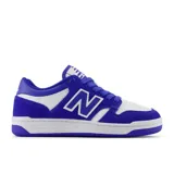 Championes New Balance modelo BB480LWH, de caña baja, color blanco con detalles en azul.