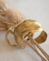 Brazalete rígido plateado con textura irregular.