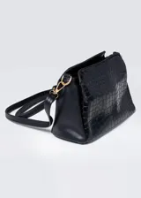 Cartera negra de cuero sintético con textura tipo piel de cocodrilo. Tiene correa larga regulable, cinco compartimentos con cierre y herrajes dorados.